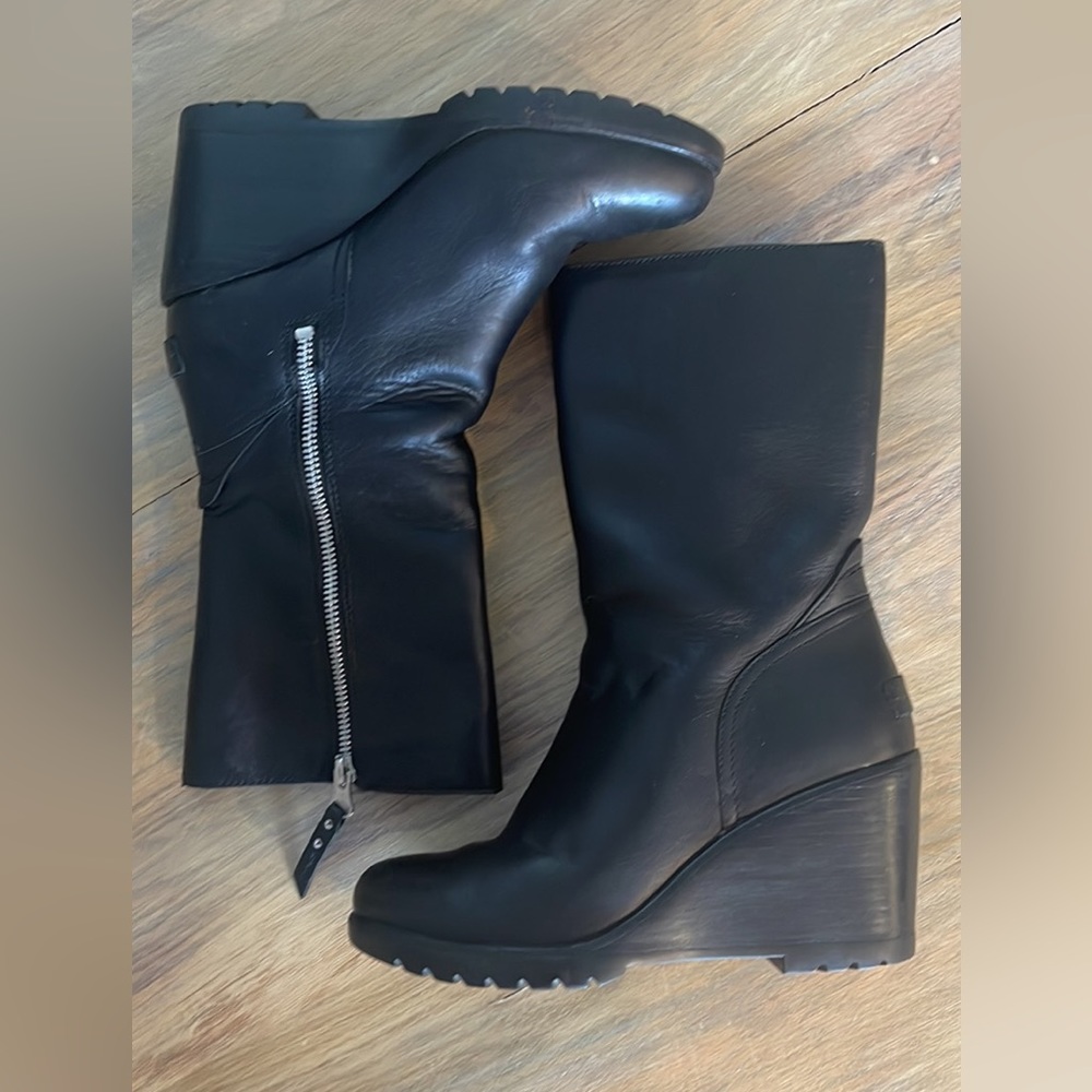 Black leather Sorel boots